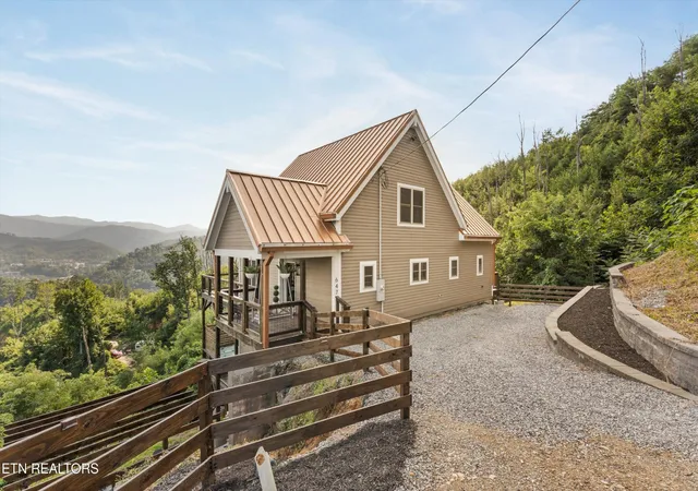 Photo 3 of Single family home for sale at 647 Kristis Pl, Gatlinburg, TN 37738 | MLS# 3597760 | Listing updated on 2026-09-30