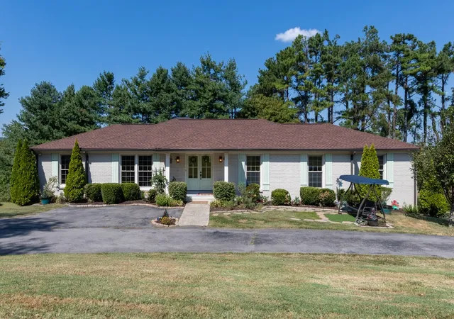 Single family home for sale at 2221 Castlewood Dr, Franklin, TN 37064 | MLS# 3598299