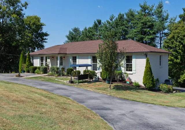 Photo 2 of Single family home for sale at 2221 Castlewood Dr, Franklin, TN 37064 | MLS# 3598299 | Listing updated on 2026-09-24