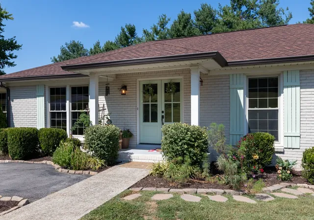 Photo 3 of Single family home for sale at 2221 Castlewood Dr, Franklin, TN 37064 | MLS# 3598299 | Listing updated on 2026-09-24