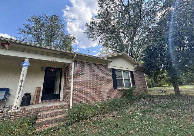 Photo 1 of Single family home for sale at 735 Hickory Dr, Pulaski, TN 38478 | MLS# 3597873 | Listing updated on 2026-09-22