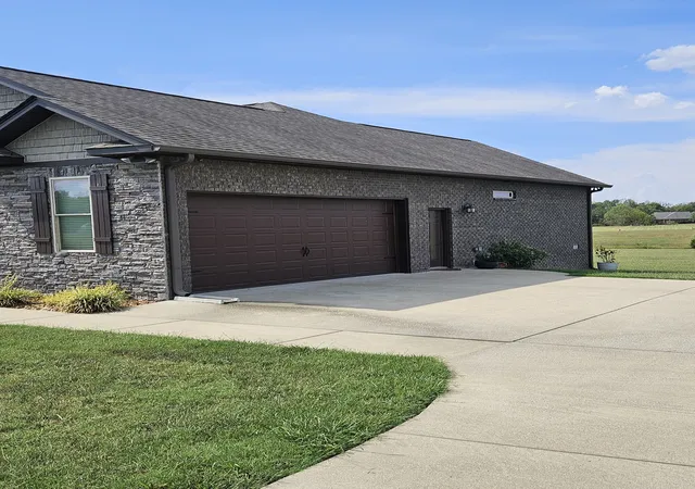 Photo 3 of Single family home for sale at 176 Arlis Gene Cir, Lafayette, TN 37083 | MLS# 3597936 | Listing updated on 2026-09-24
