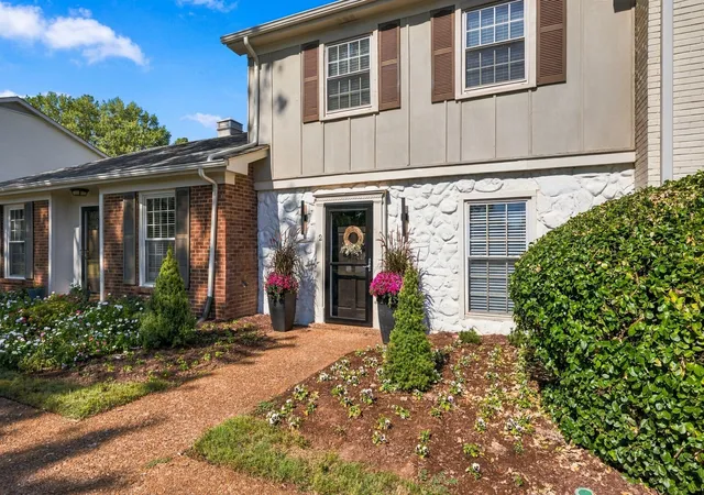 Listing Photo 1 - Condo for sale in building located at 1011 Murfreesboro Rd, Franklin, TN 37064 - Unit #B2