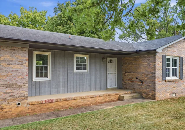 Photo 2 of Single family home for sale at 906 Mead Dr, Shelbyville, TN 37160 | MLS# 3598085 | Listing updated on 2026-09-23