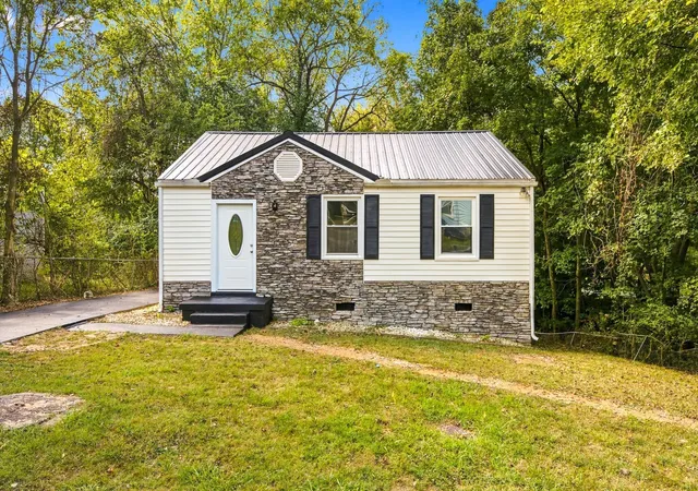 Photo 1 of Single family home for sale at 1300 Sunnyview Dr, Clarksville, TN 37040 | MLS# 3598507 | Listing updated on 2026-10-02