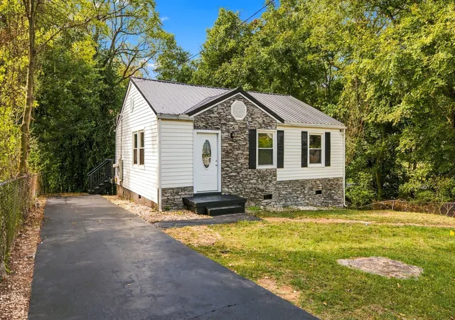 Photo 2 of Single family home for sale at 1300 Sunnyview Dr, Clarksville, TN 37040 | MLS# 3598507 | Listing updated on 2026-10-02