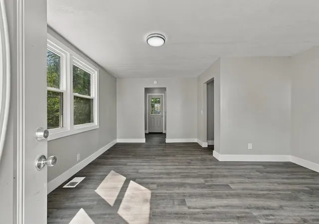 Photo 3 of Single family home for sale at 1300 Sunnyview Dr, Clarksville, TN 37040 | MLS# 3598507 | Listing updated on 2026-10-02