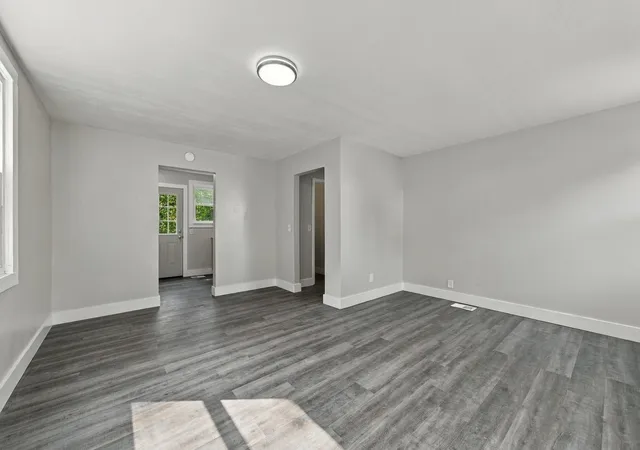 Photo 4 of Single family home for sale at 1300 Sunnyview Dr, Clarksville, TN 37040 | MLS# 3598507 | Listing updated on 2026-10-02