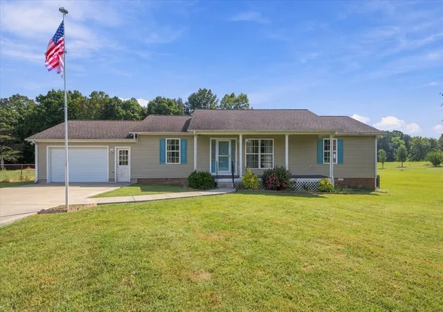 Photo 3 of Single family home for sale at 100 Meadows Ln, Mc Ewen, TN 37101 | MLS# 3598599 | Listing updated on 2026-10-26