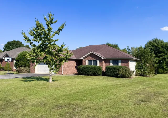 Single family home for sale at 614 Ashbury Cir, Hopkinsville, KY 42240 | MLS# 3598149