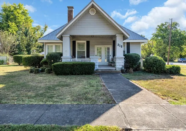 Photo 1 of Single family home for sale at 215 N Polk St, Tullahoma, TN 37388 | MLS# 3601780 | Listing updated on 2026-09-27