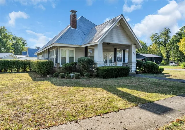 Photo 2 of Single family home for sale at 215 N Polk St, Tullahoma, TN 37388 | MLS# 3601780 | Listing updated on 2026-09-27