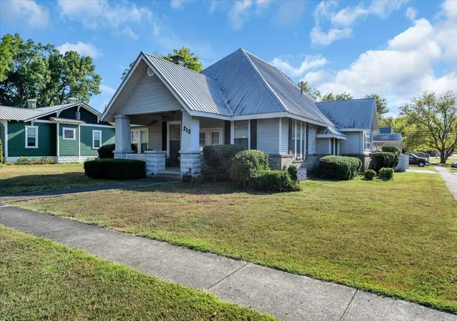 Photo 3 of Single family home for sale at 215 N Polk St, Tullahoma, TN 37388 | MLS# 3601780 | Listing updated on 2026-09-27