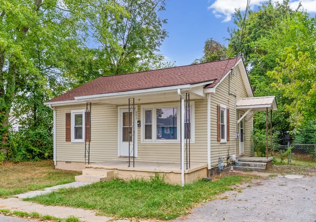 Photo 3 of Sale Pending at 603 Glass Ln, Hopkinsville, KY 42240 | MLS# 3598229 | Listing updated on 2026-10-16