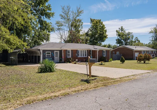 Photo 2 of Single family home for sale at 307 Hinson St, Hohenwald, TN 38462 | MLS# 3603048 | Listing updated on 2026-09-30