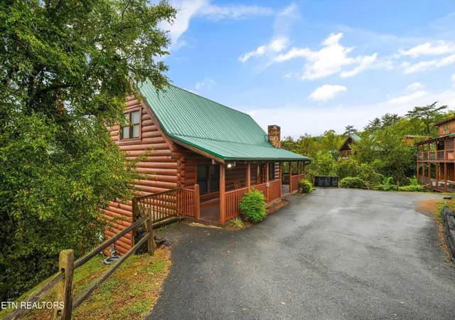 Photo 3 of Single family home for sale at 3303 Kestrel Way, Pigeon Forge, TN 37863 | MLS# 3598173 | Listing updated on 2026-09-23