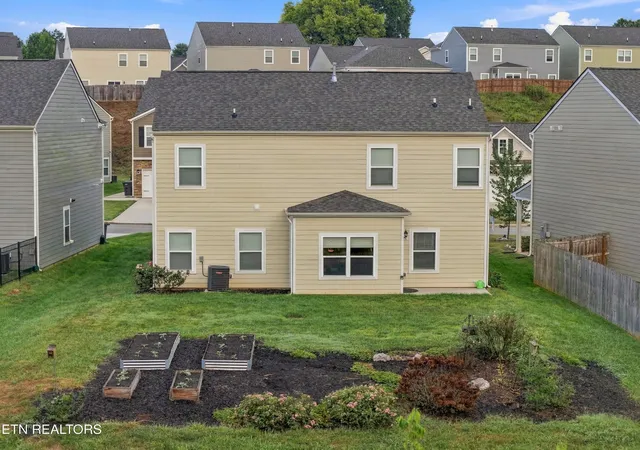 Photo 2 of Single family home for sale at 1383 Hampton Pl Cir, Loudon, TN 37774 | MLS# 3598347 | Listing updated on 2026-09-26