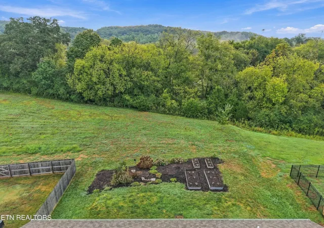 Photo 3 of Single family home for sale at 1383 Hampton Pl Cir, Loudon, TN 37774 | MLS# 3598347 | Listing updated on 2026-09-26