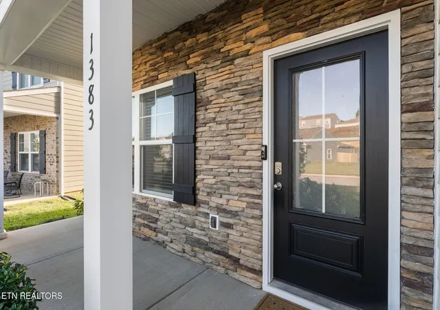 Photo 3 of Single family home for sale at 1383 Hampton Pl Cir, Loudon, TN 37774 | MLS# 3598347 | Listing updated on 2026-09-28