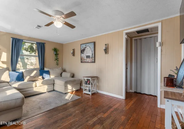 Photo 2 of Single family home for sale at 613 West 4th Ave, Lenoir City, TN 37771 | MLS# 3598359 | Listing updated on 2026-10-19