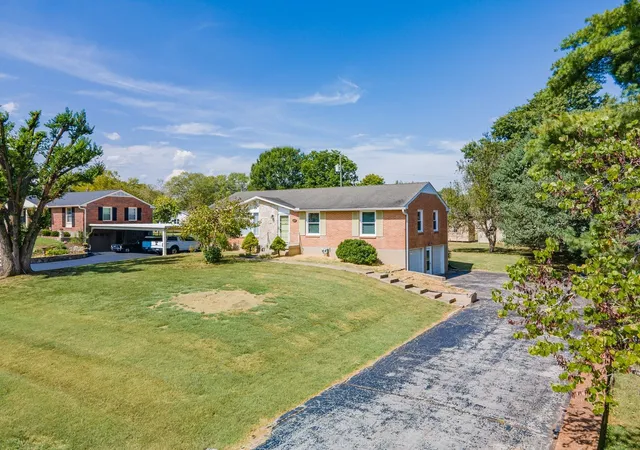 Photo 3 of Single family home for sale at 3004 Knud Dr, Columbia, TN 38401 | MLS# 3598474 | Listing updated on 2026-09-24