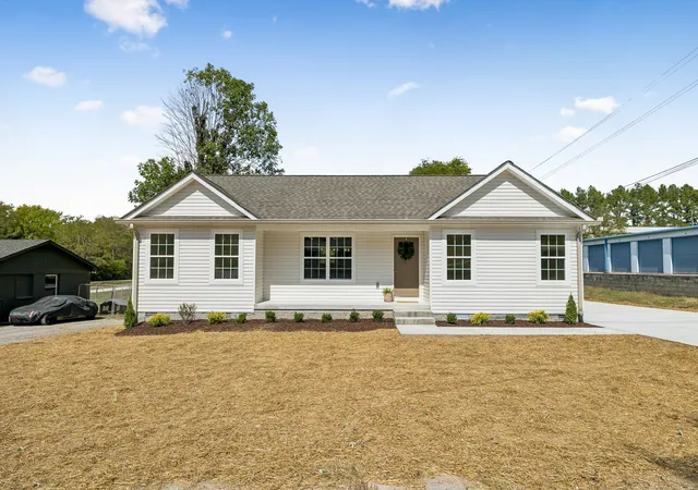 Photo 2 of Single family home for sale at 165 Main St E, Gordonsville, TN 38563 | MLS# 3610718 | Listing updated on 2026-10-09
