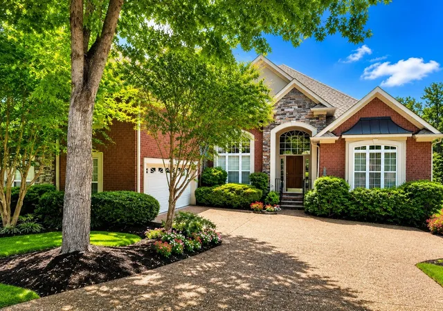 Photo 1 of Single family home for sale at 1002 Golf Clb Ln E, Hendersonville, TN 37075 | MLS# 3598537 | Listing updated on 2026-09-24