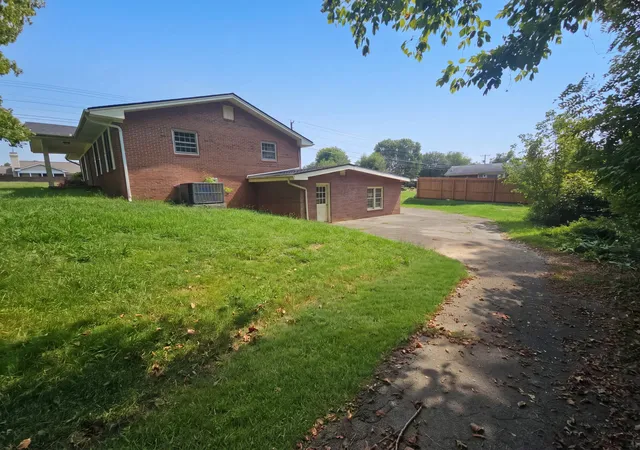 Photo 4 of Single family home for sale at 1001 Stanbery Cir, Greeneville, TN 37745 | MLS# 3598574 | Listing updated on 2026-10-06