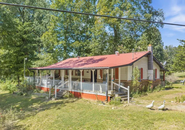 Photo 3 of Manufactured home for sale at 395 Martin Cir, Lobelville, TN 37097 | MLS# 3598627 | Listing updated on 2026-09-24