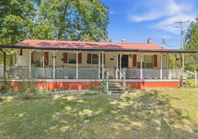 Photo 3 of Manufactured home for sale at 395 Martin Cir, Lobelville, TN 37097 | MLS# 3598627 | Listing updated on 2026-09-24