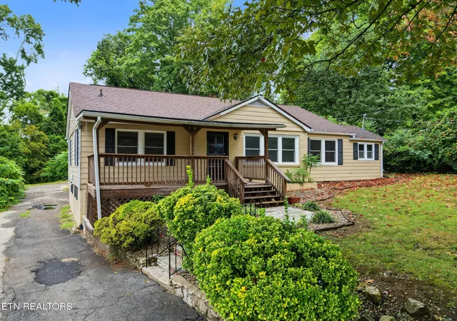 Photo 2 of Single family home for sale at 2149 Dandridge Ave, Knoxville, TN 37915 | MLS# 3604097 | Listing updated on 2026-10-01
