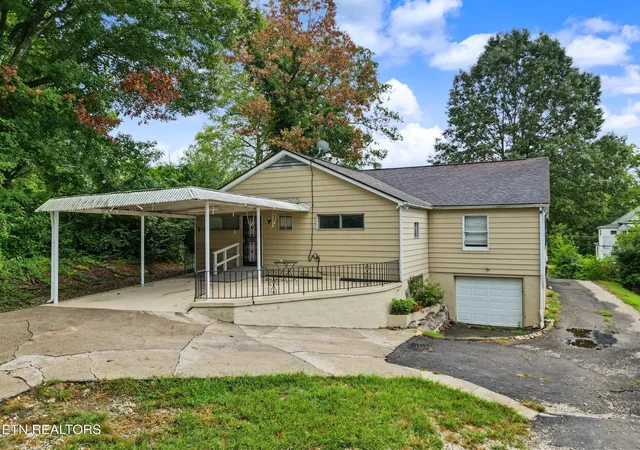 Photo 3 of Single family home for sale at 2149 Dandridge Ave, Knoxville, TN 37915 | MLS# 3604097 | Listing updated on 2026-10-01