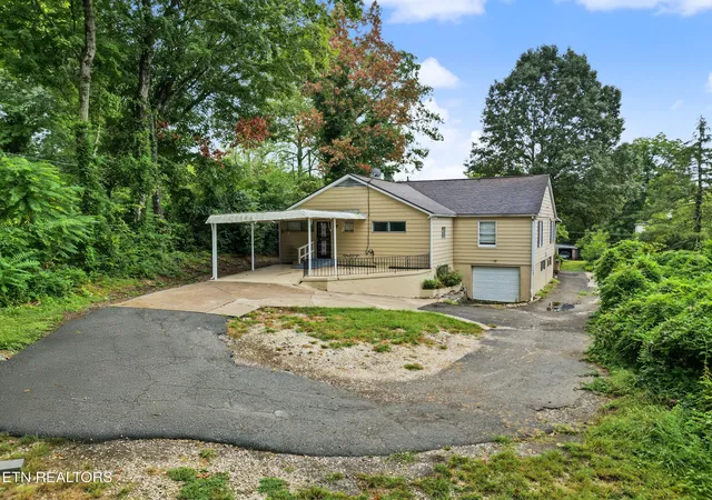 Photo 4 of Single family home for sale at 2149 Dandridge Ave, Knoxville, TN 37915 | MLS# 3604097 | Listing updated on 2026-10-01