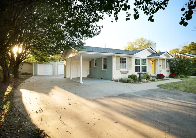 Photo 2 of Single family home for sale at 21 Bond St, Clarksville, TN 37040 | MLS# 3626058 | Listing updated on 2026-10-26