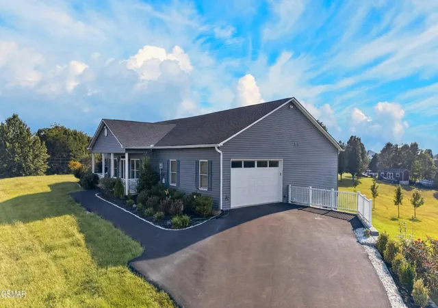 Photo 3 of Single family home for sale at 1971 Harbor Hills Dr, Dandridge, TN 37725 | MLS# 3598634 | Listing updated on 2026-09-24