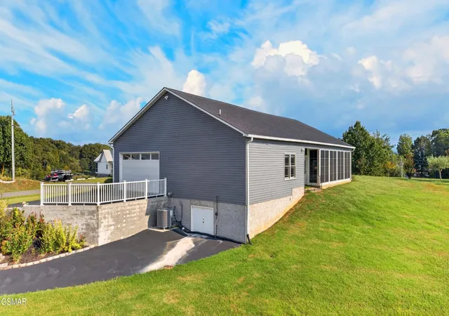 Photo 4 of Single family home for sale at 1971 Harbor Hills Dr, Dandridge, TN 37725 | MLS# 3598634 | Listing updated on 2026-09-24