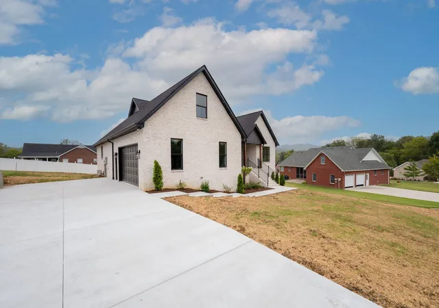 Photo 3 of Single family home for sale at 135 Pin Oak Dr, Woodbury, TN 37190 | MLS# 3601945 | Listing updated on 2026-09-28