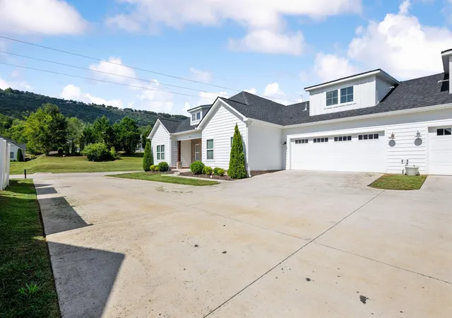 Photo 3 of Sale Pending at 3342 Stone Crk Dr, Chattanooga, TN 37405 | MLS# 3612737 | Listing updated on 2026-10-07