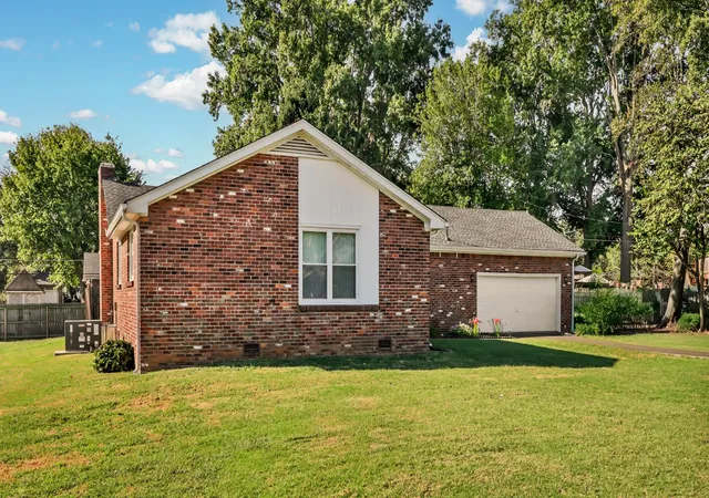 Photo 3 of Single family home for sale at 2136 Harvill Dr, Clarksville, TN 37043 | MLS# 3598814 | Listing updated on 2026-10-02