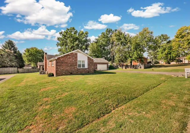 Photo 3 of Single family home for sale at 2136 Harvill Dr, Clarksville, TN 37043 | MLS# 3598814 | Listing updated on 2026-10-02
