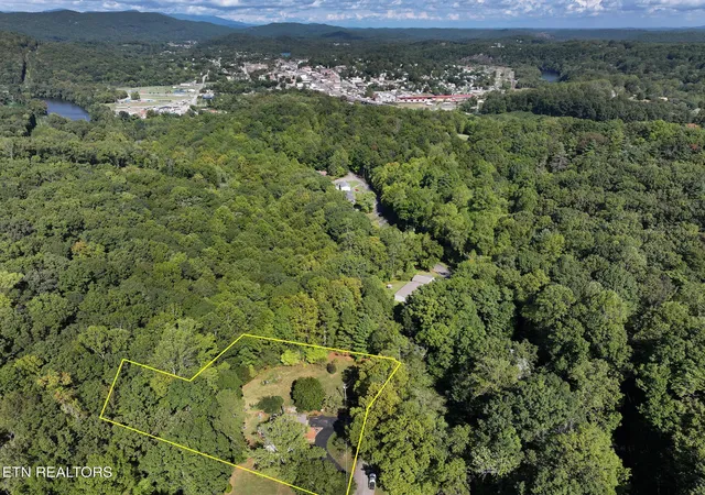 Photo 2 of Single family home for sale at 117 Mcnew Dr, Harriman, TN 37748 | MLS# 3609762 | Listing updated on 2026-10-01