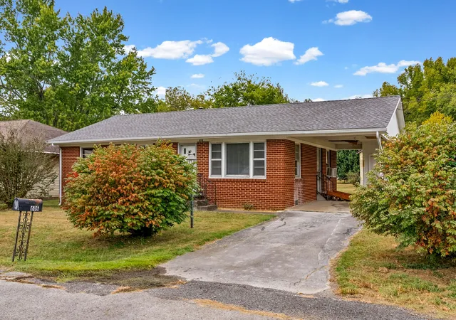 Photo 3 of Sale Pending at 616 Vass Ln, Hopkinsville, KY 42240 | MLS# 3598831 | Listing updated on 2026-09-26