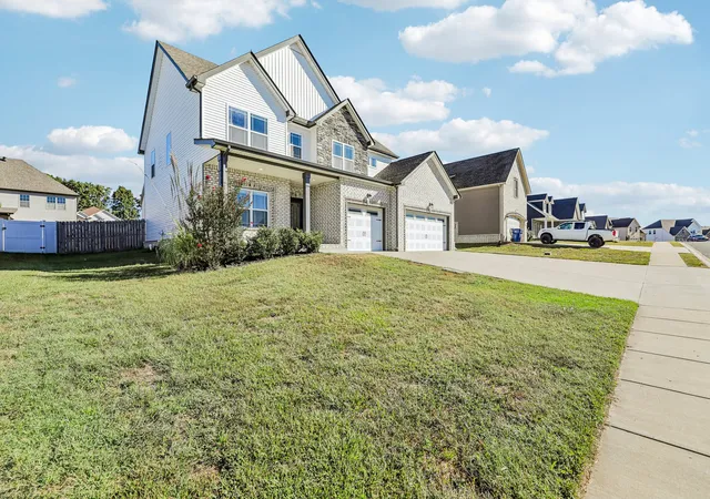 Photo 3 of Single family home for sale at 300 Bluebriar Trce, Clarksville, TN 37043 | MLS# 3598993 | Listing updated on 2026-10-08
