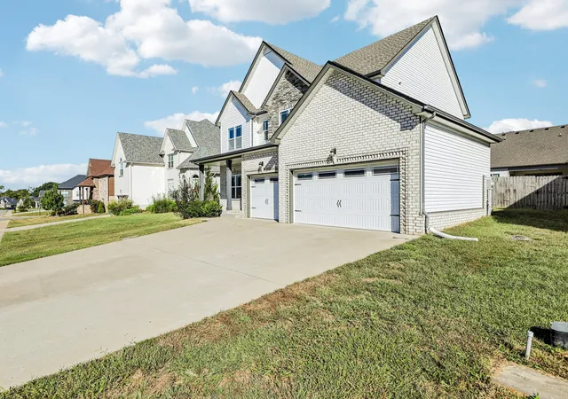 Photo 3 of Single family home for sale at 300 Bluebriar Trce, Clarksville, TN 37043 | MLS# 3598993 | Listing updated on 2026-10-08