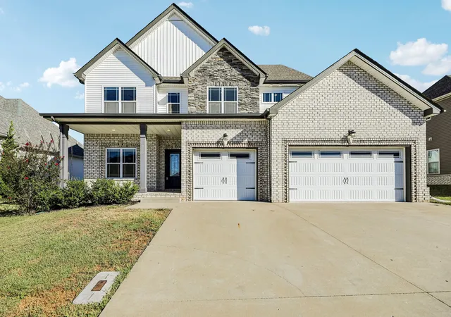 Photo 4 of Single family home for sale at 300 Bluebriar Trce, Clarksville, TN 37043 | MLS# 3598993 | Listing updated on 2026-10-08