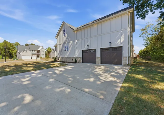 Photo 4 of Single family home for sale at 3045 Shady Forest Dr, Murfreesboro, TN 37128 | MLS# 3601698 | Listing updated on 2026-10-11