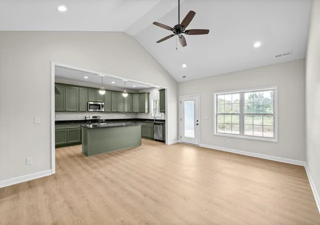 Photo 3 of Sale Pending at 211 Bedford Ct, Hopkinsville, KY 42240 | MLS# 3598961 | Listing updated on 2026-10-14