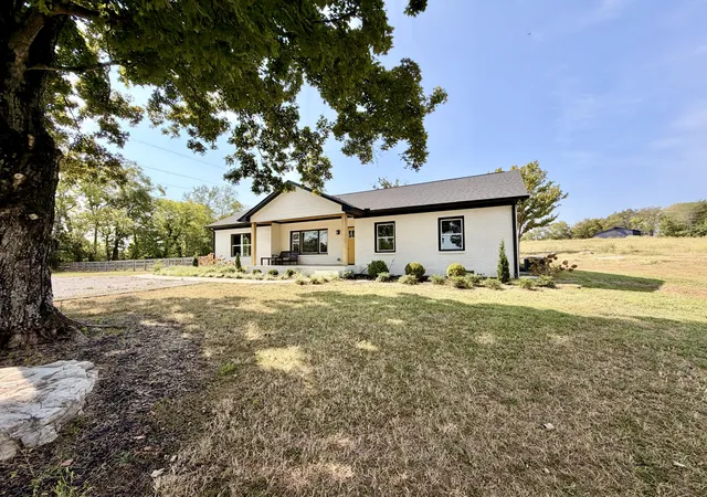 Photo 3 of Single family home for sale at 2250 Elkton Pike, Pulaski, TN 38478 | MLS# 3599417 | Listing updated on 2026-09-25