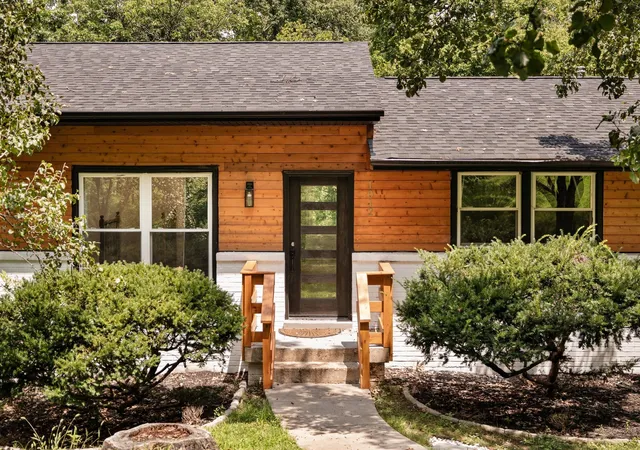 Photo 2 of Single family home for sale at 1012 Rodney Dr, Nashville, TN 37205 | MLS# 3599000 | Listing updated on 2026-10-05