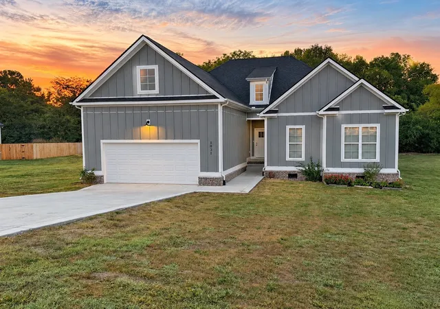 Photo 1 of Single family home for sale at 1031 Northside Dr, Dickson, TN 37055 | MLS# 3604055 | Listing updated on 2026-10-09